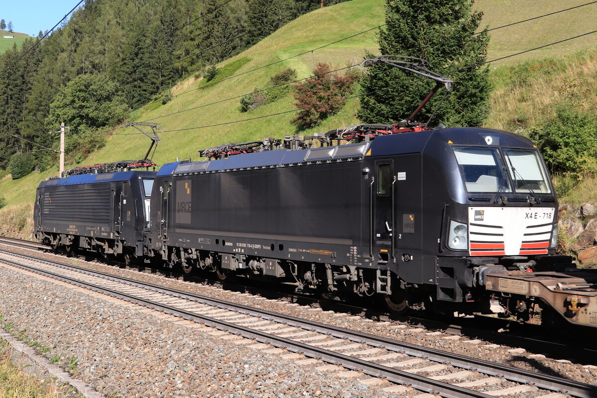 MRCE 193 718 und eine 189 vor einem KLV Zug Richtung Deutschland bei der Talfahrt vom Brenner runter. Aufgenommen bei St. Jodok am Brenner am 25.09.2021
