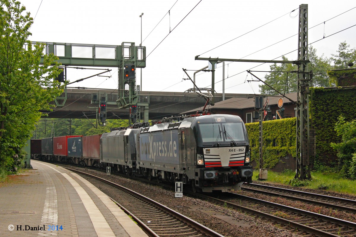 MRCE 193 852 BoxXpress Vectron mit einer MRCE 185 am 07.05.2014 in Hamburg Harburg.