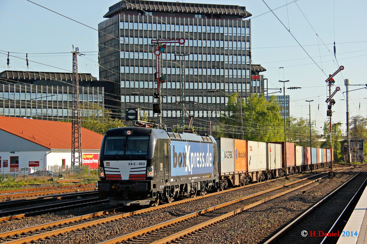 MRCE 193 853/X4 E-853 boxXpress mit Containerzug in D�sseldorf Rath, April 2014.