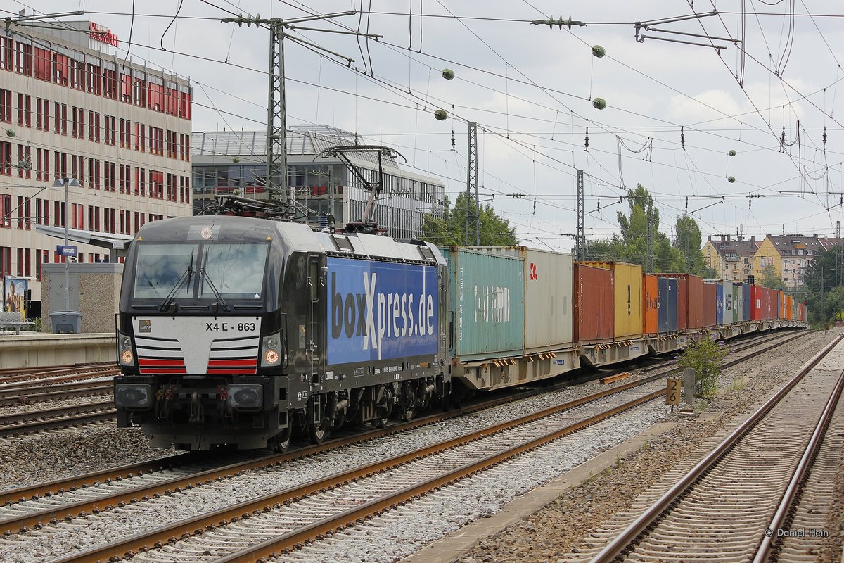 MRCE 193 863 BoxXpress mit Containerzug in M�nchen Heimeranplatz, Juli 2016.
