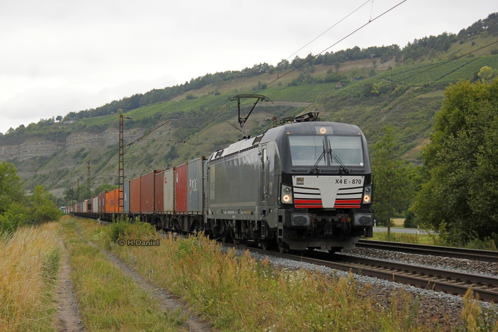 MRCE 193 870/X4 E-870 mit einem Containerzug in Th�ngersheim, Juli 2014.