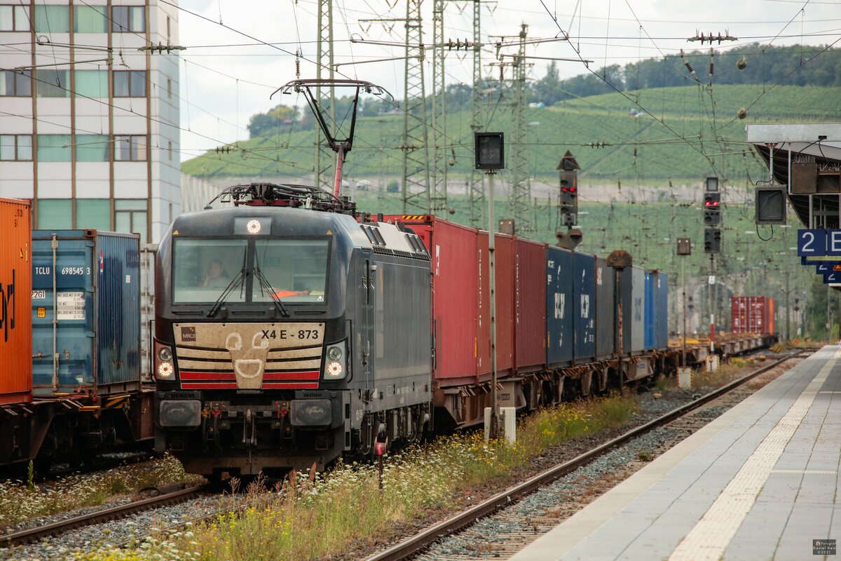 MRCE 193 873 mit Containerzug in Würzburg Hbf, August 2021.