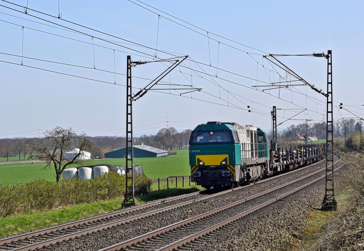 MRCE 272 205, vermietet an Bocholter Eisenbahn GmbH, mit Schienentransportzug in Richtung Osnabrück (Bohmte, 28.03.17).