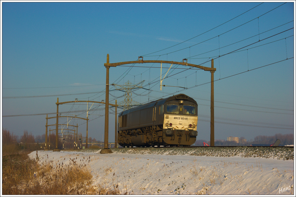 MRCE 653-05 fährt als Tfzf bei Dordrecht in Richtung Süden, 16. Januar 2013.