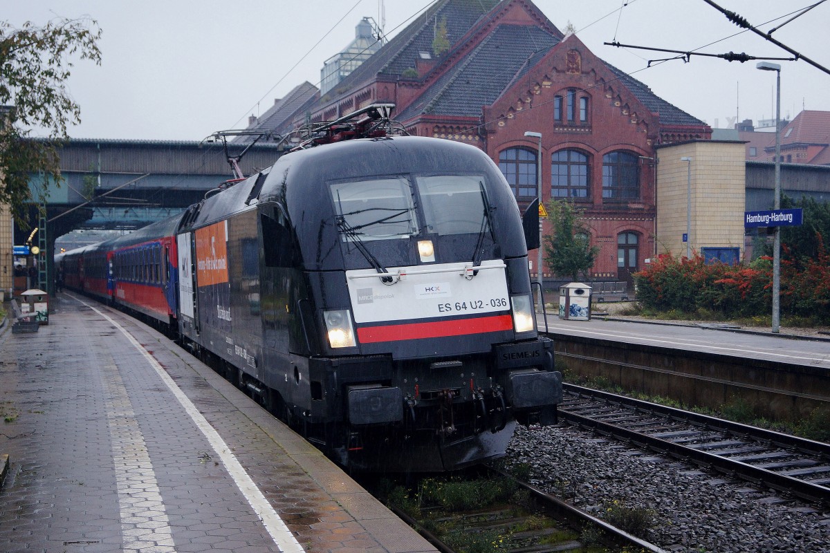 MRCE: Am 16. Oktober 2015 machten innert kurzer Zeit gleich zwei Sonderzüge bei strömendem Regen einen Halt in HAMBURG-HARBURG. HKX (Hamburg Köln Express) mit der Dispolok Es 64 U2-036 kurz vor der Weiterfahrt.
Foto: Walter Ruetsch