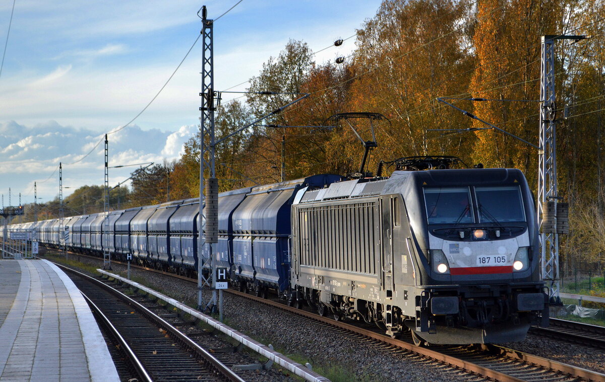 MRCE Dispo  187 105  [NVR-Nummer: 91 80 6187 105-2 D-DISPO], Nutzer CTL? mit einem Ganzzug polnischer Selbstentladewagen mit Schwenkdach am 09.11.22 Berliner Außenring Höhe Mönchmühle Nähe Berlin.