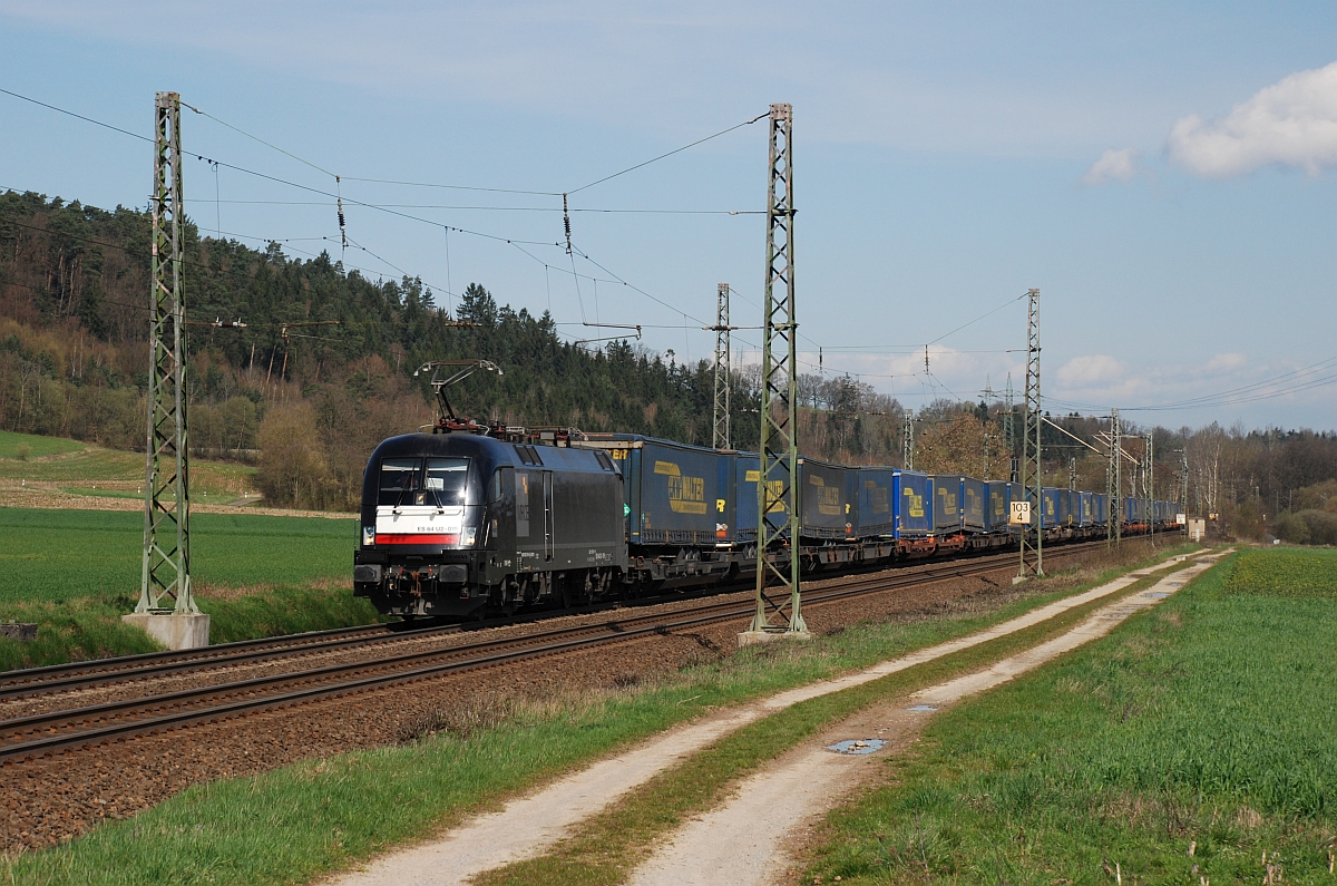 MRCE Dispo-Taurus ES 64 U2-019 mit KLV-Zug der Fa. LKW-Walter am 9.4.2016 bei Kerzell.