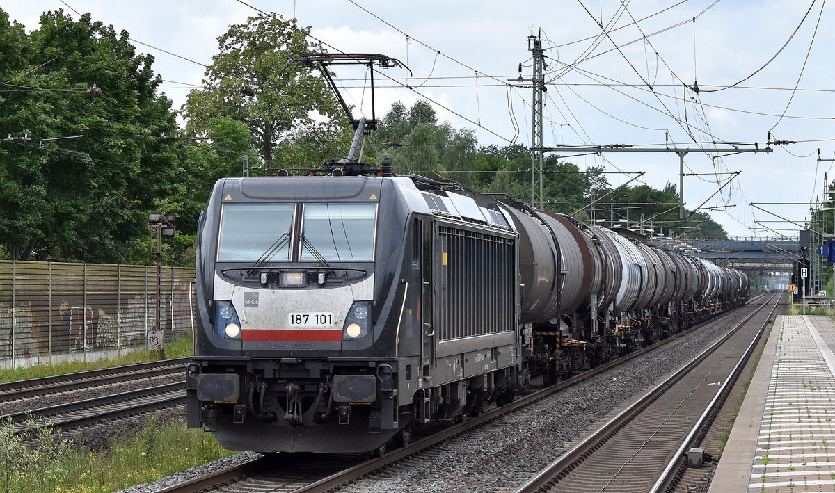 MRCE Dispolok  187 101  [NVR-Nummer: 91 80 6187 101-1 D-DISPO], Nutzer eventl. CTL mit einem Kesselwagenzug am 06.07.23 Höhe Bahnhof Dedensen-Gümmer.