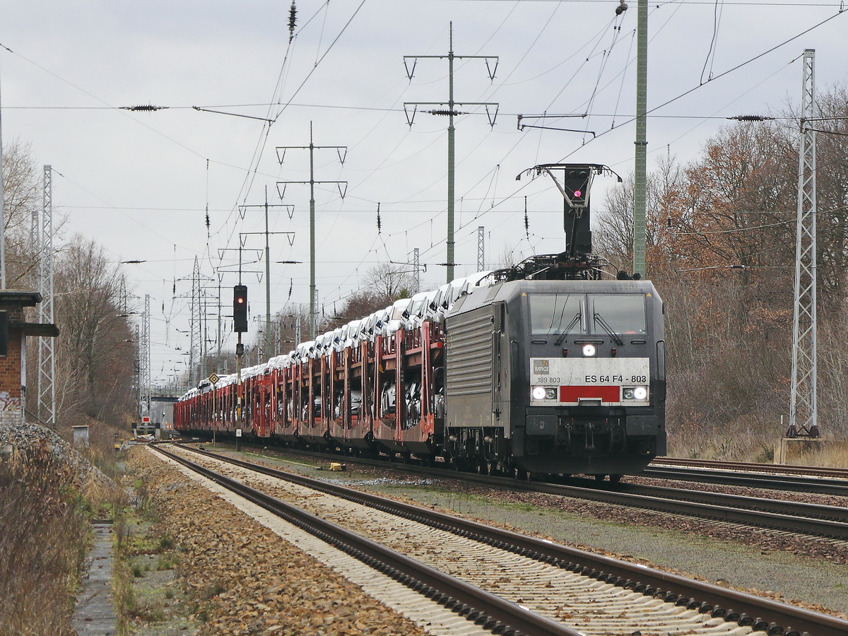 MRCE Dispolok ES 64 F4-803 ( 189 803 ) bei der Fahrt auf den südlichen Berliner Ring bei Diedersdorf in Brandenburg  am 28. Januar 2019 mit einem Autozug.
