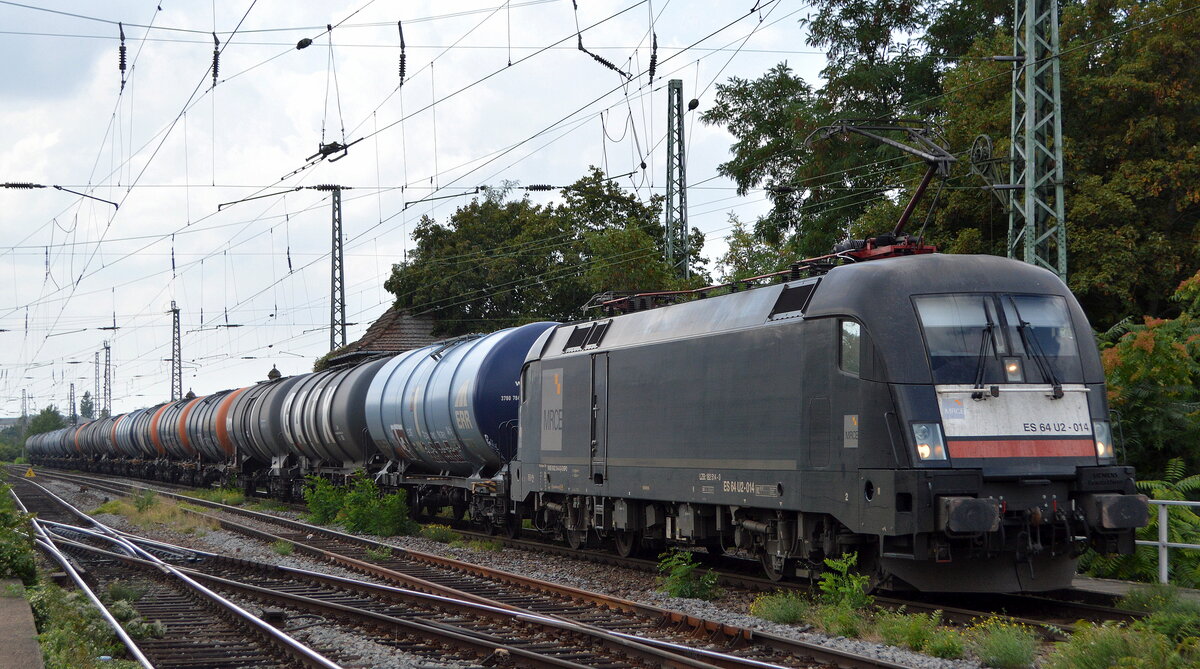 MRCE Dispolok  ES 64 U2-014   [NVR-Nummer: 91 80 6182 514-0 D-DISPO], aktueller Mieter? mit einem Kesselwagenzug am 25.08.22 Vorbeifahrt Bahnhof Magdeburg-Neustadt.