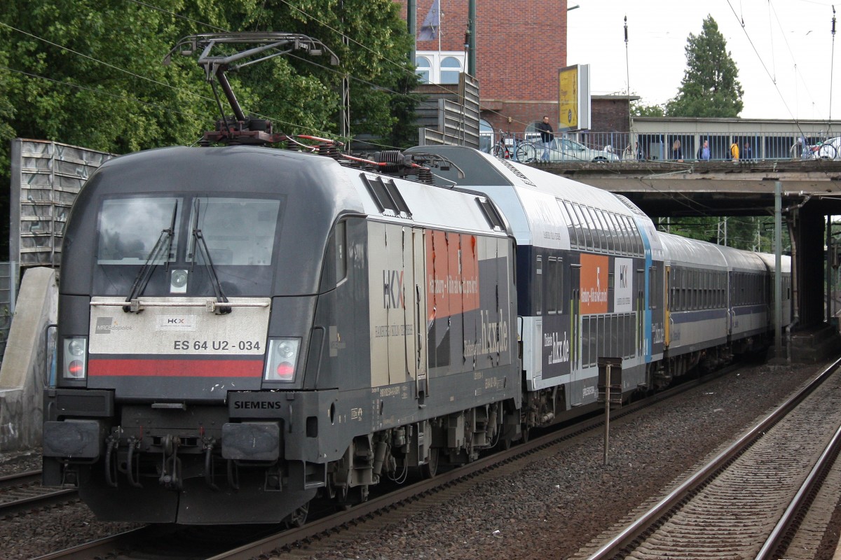 MRCE Dispolok ES 64 U2-034 schiebt am 27.6.13 ihren HKX nach Kln Hbf durch Dsseldorf-Derendorf.