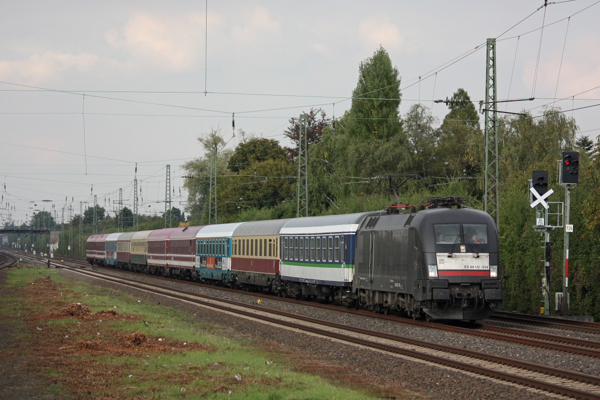 MRCE Dispolok ES 64 U2-034 zieht am 6.10.13 den HKX nach Köln durch Düsseldorf-Angermund.