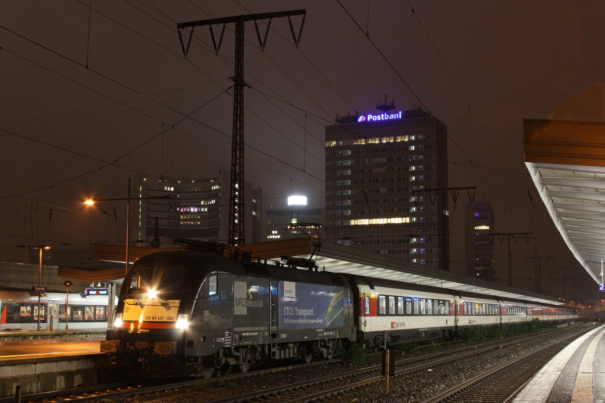 MRCE Dispolok ES 64 U2-067 zog am 12.11.13 fr DB Fernverkehr den EC6.Hier beim Halt in Essen Hbf.
