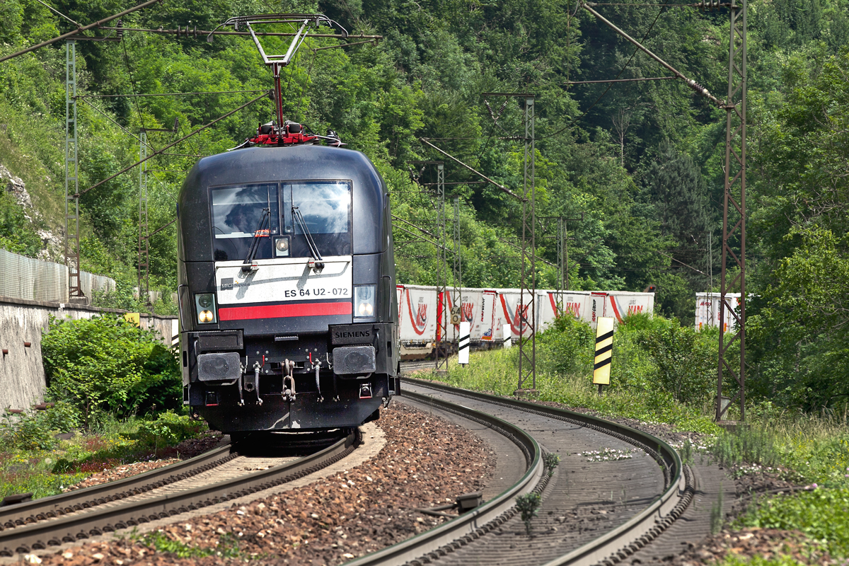 MRCE Dispolok ES 64 U2-072 führt einen UKV Zug die Geisslinger Steige hinunter.Bild vom 16.6.2015
