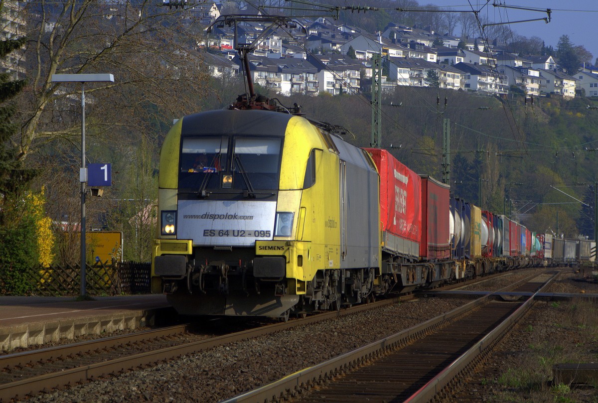 MRCE Dispolok ES 64 U2-095 (182 595), vermietet an TX Logistik, durchfhrt am 06.04.12 mit einem KLV-Zug den Bahnhof Vallendar in Richtung Kln.