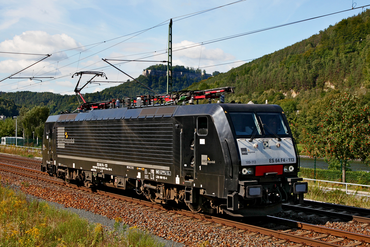 MRCE Dispolok ES F4-113 ist als Tfzf in Königsstein unterwegs.Bild vom 7.9.2015