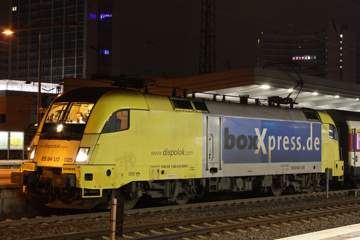MRCE Dispolok/BoxXpress ES 64 U2-025 war am 10.3.13 fr DB Fernverkehr mit dem EuroCity 6 unterwegs.
Hier beim Halt in Essen Hbf.
