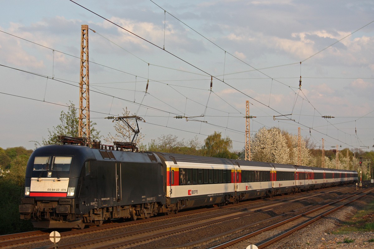 MRCE Dispolok/DB Fernverkehr ES 64 U2-070 am 25.4.13 mit dem EC 6 in Dsseldorf-Eller Sd.