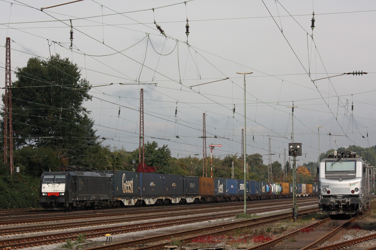 MRCE Dispolok/ERS Railways ES 64 F4-213 am 12.10.13 mit einem umgeleiteten KLV in Düsseldorf-Rath.