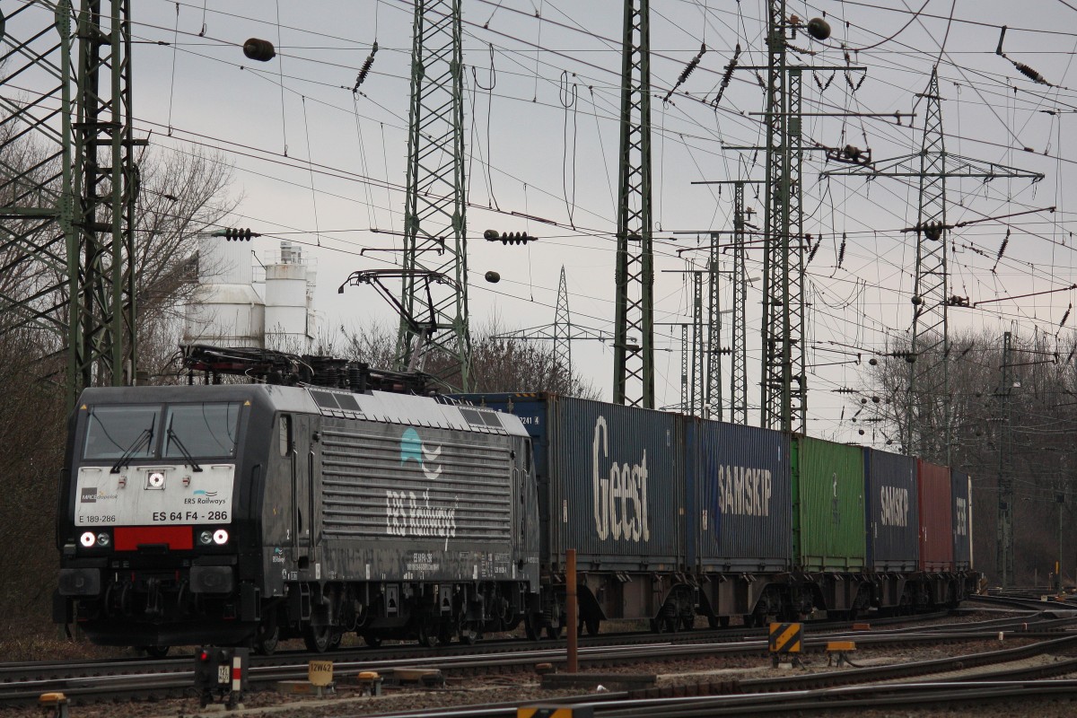 MRCE Dispolok/ERSA Railways ES 64 F4-286 am 17.3.13 mit einem KLV in Kln-Gremberg.