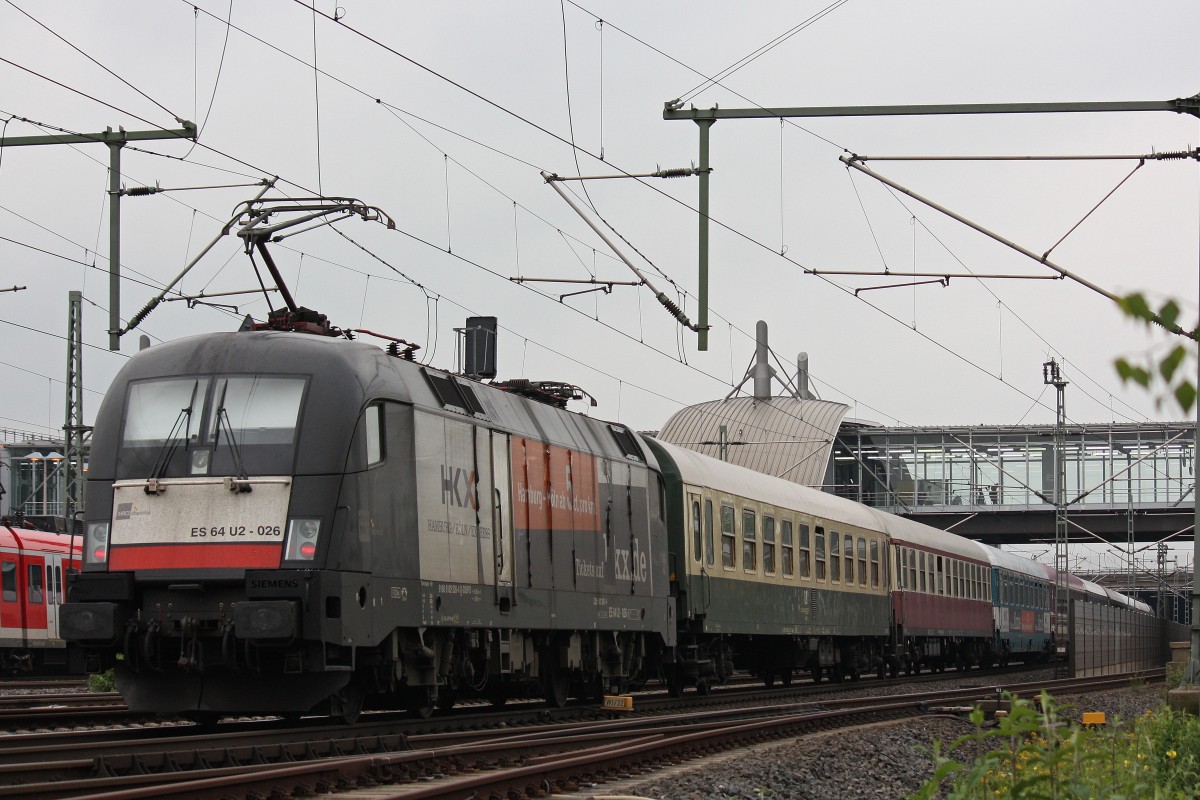 MRCE Dispolok/HKX ES 64 U2-026 schiebt am 27.6.13 ihren HKX nach Hamburg durch Dsseldorf-Flughafen.