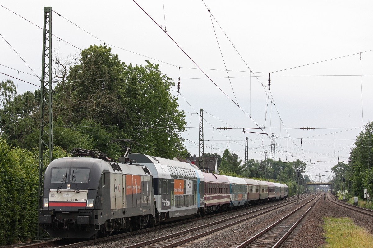 MRCE Dispolok/HKX ES 64 U2-030 zog am 30.6.13 einen HKX nach Hamburg durch Düsseldorf-Angermund.