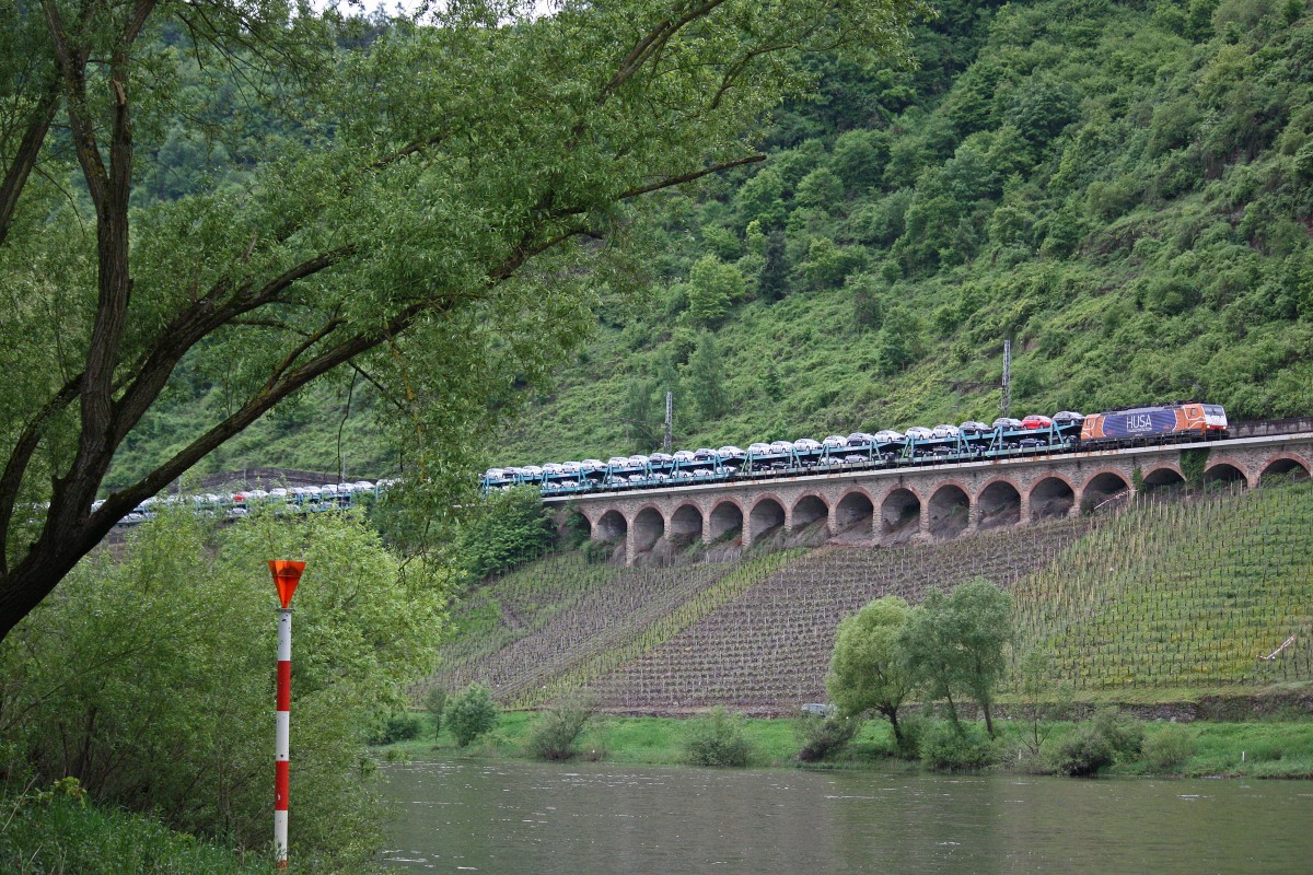 MRCE Dispolok/HUSA ES 64 F4-996 am 17.5.13 mit einem Ford Autozug aus Dillingen in Pnderich.
