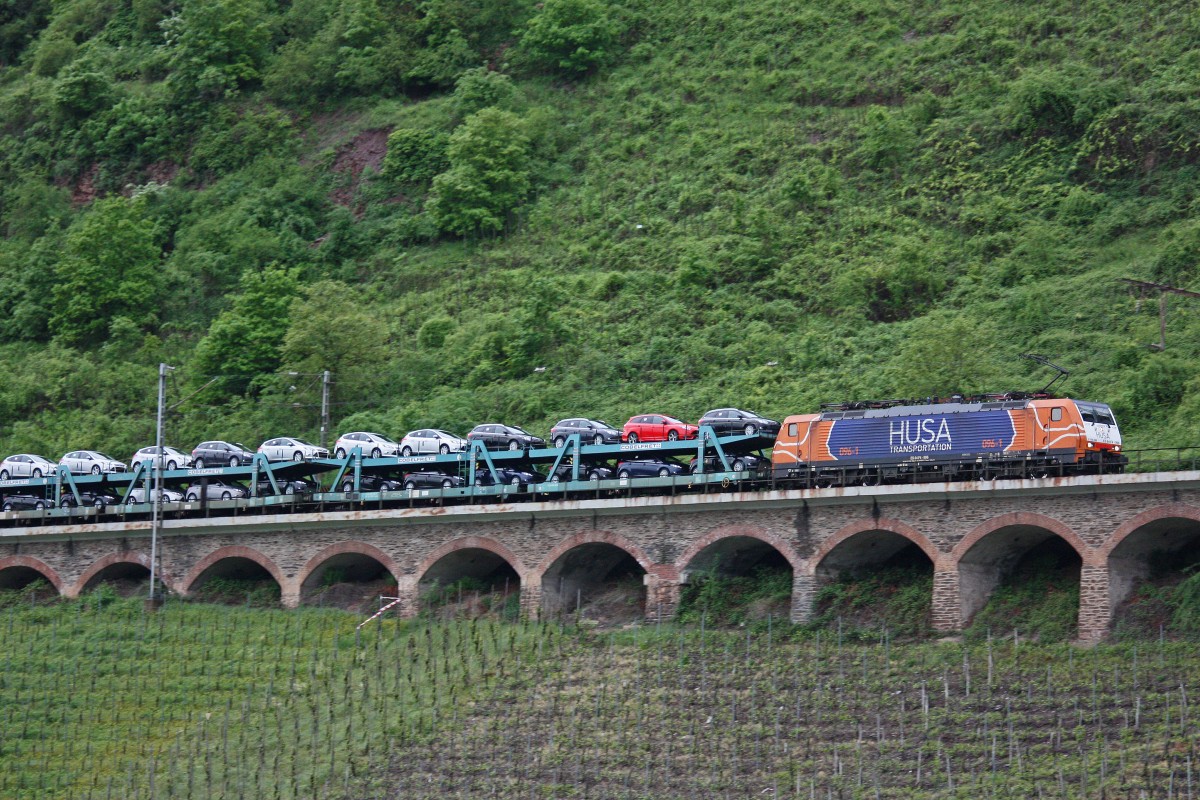 MRCE Dispolok/HUSA ES 64 F4-996 am 17.5.13 mit einem Ford Autozug aus Dillingen in Pnderich.
