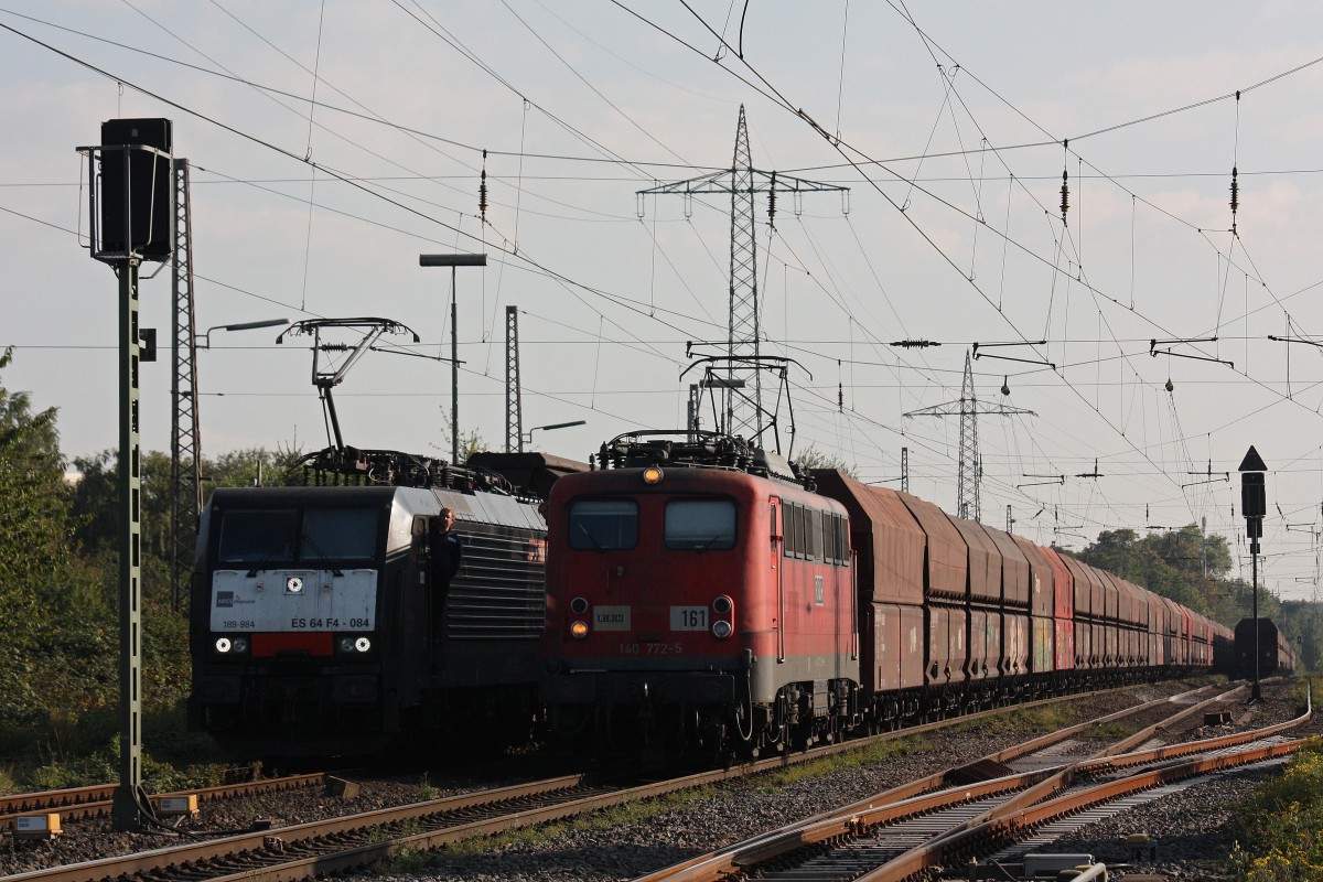 MRCE Dispolok/Locon ES 64 F4-084 und RBH 161 (140 772) am 1.10.13 beim Halt in Ratingen-Lintorf.