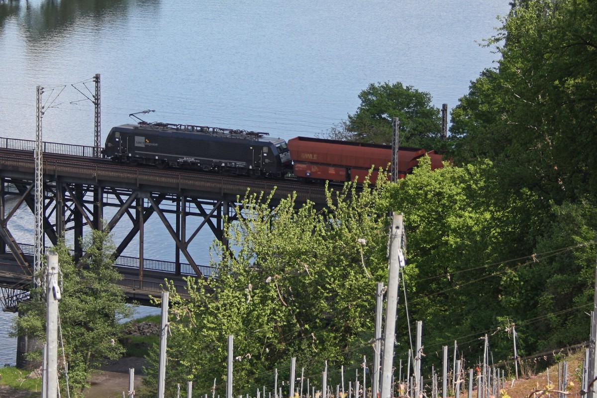 MRCE Dispolok/NIAG ES 64 F4-027 am 18.5.13 in Bullay.