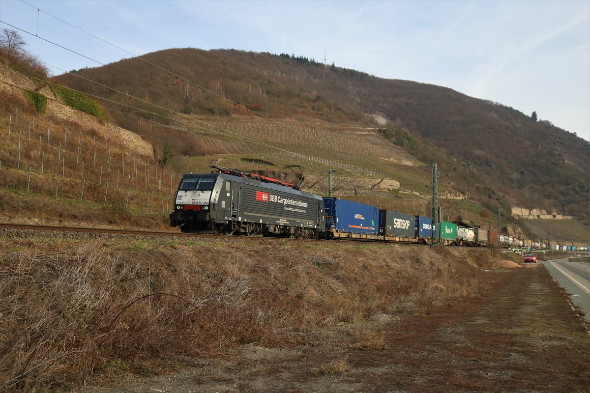 MRCE Dispolok/SBB Cargo International ES 64 F4-082 (189 982-2) auf der Rechten Rheinstrecke am 23.02.19 zwischen Assmanshausen und Lorch