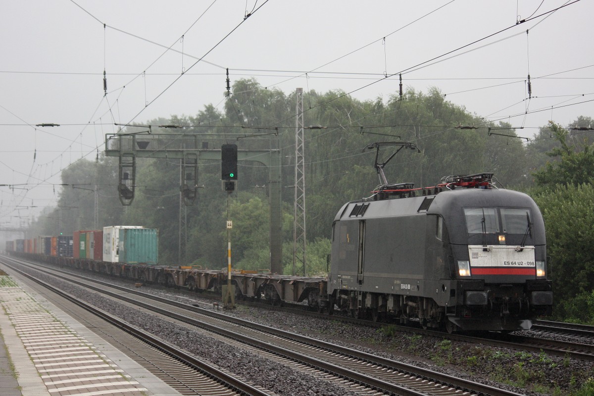 MRCE Dispolok/TXL ES 64 U2-098  am 8.8.13 mit einem Containerzug in Dedensen-Gmmer.