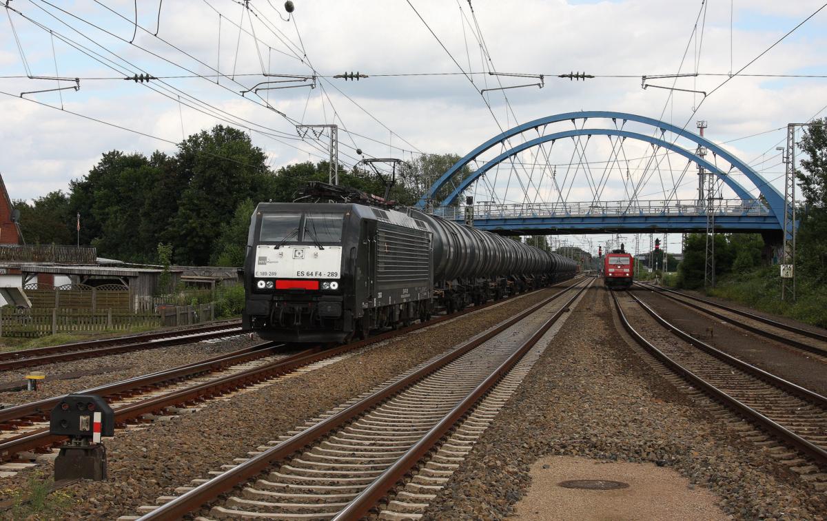MRCE E 189289 bzw. ES64F4-289 erreicht aus Richtung Rheine kommend am 23.06.2014
den Bahnhof Salzbergen.