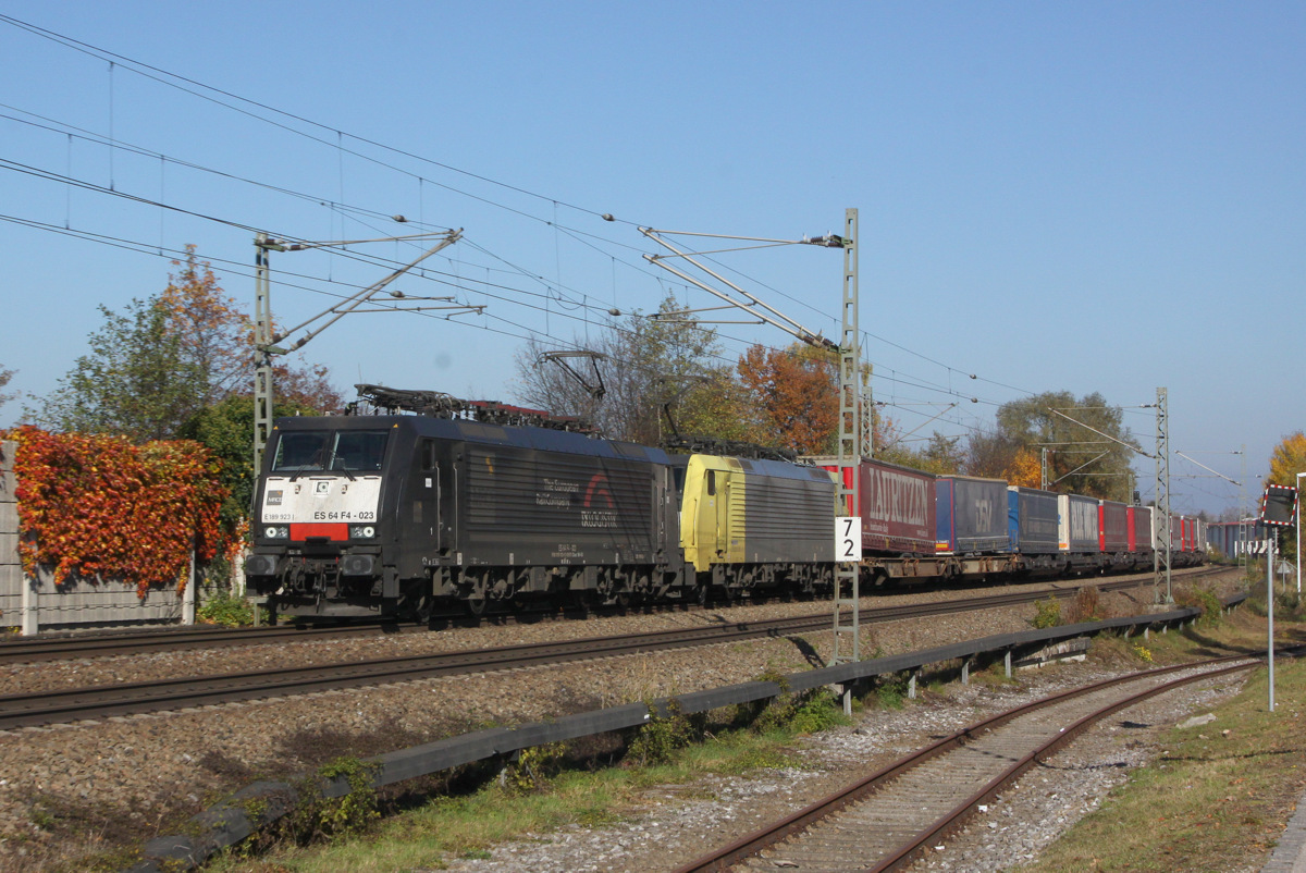 MRCE ES-64-F4 - 023 bei Raubling auf dem Weg nach Süden - 31.10.2015