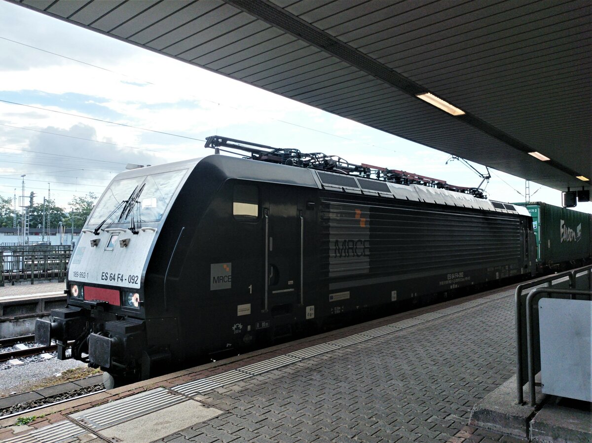 MRCE ES 64 F4 092 am 24.06.2022 mit einem Güterzug in Basel Badischer Bahnhof