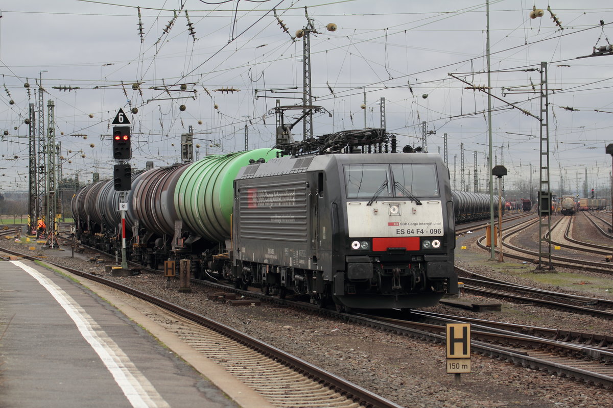 MRCE ES 64 F4-096 unterwegs für SBB Cargo in Mainz-Bischofsheim 13.3.2018