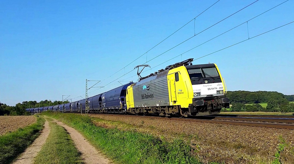 MRCE ES 64 F4-203 (E 189 203), vermietet an ERS Railways, fährt am 01.10.15 zwischen Vehrte und Belm mit einem leeren Schüttgutwagenzug in Richtung Osnabrück. (Foto vom Video) 