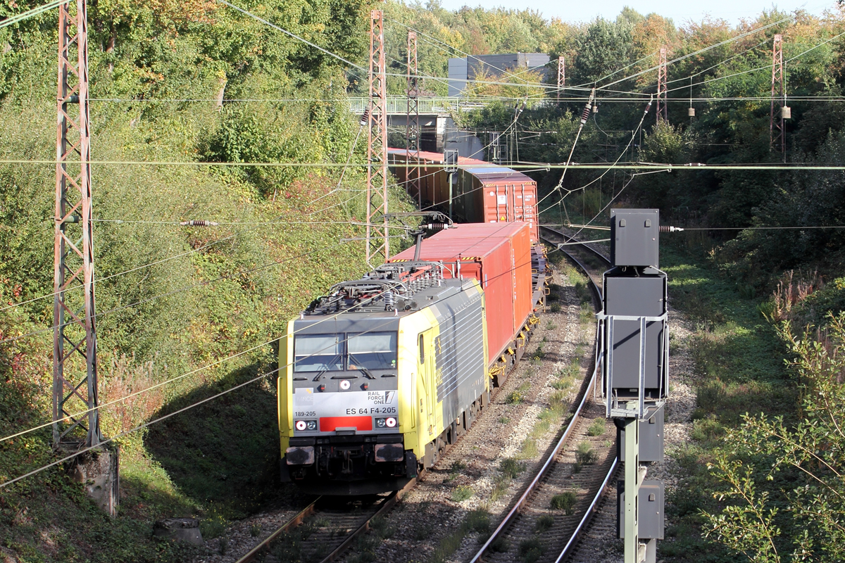 MRCE ES 64 F4-205 in Diensten von Rail Force One B.V./LTE auf der Hamm-Osterfelder Strecke in Recklinghausen 7.10.2022 