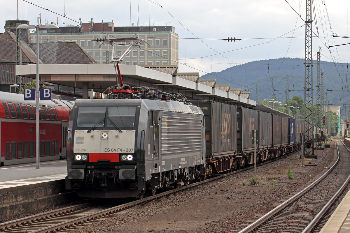 MRCE ES 64 F4-207 durchfährt den Koblenzer Hbf. 27.7.2016