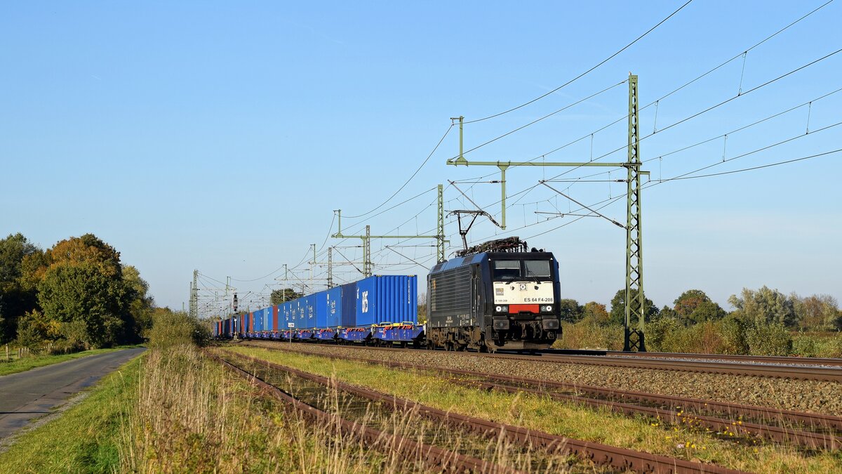 MRCE ES 64 F4-208 (189 208), vermietet an RFO, mit Containerzug in Richtung Osnabrück (Diepholz, 28.10.2021).