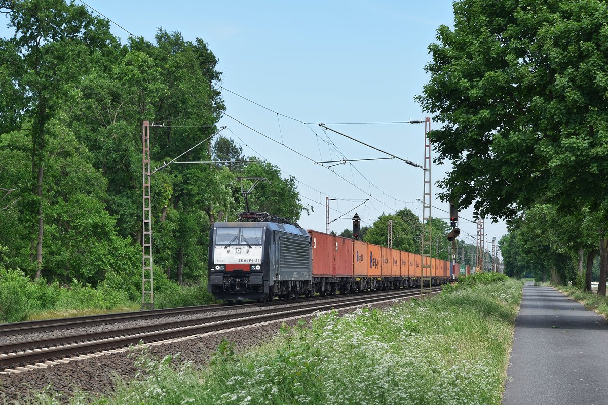 MRCE ES 64 F4-211 (189 211), vermietet an Rail Force One, mit Containerzug in Richtung Hannover (Dörverden, 24.05.18).