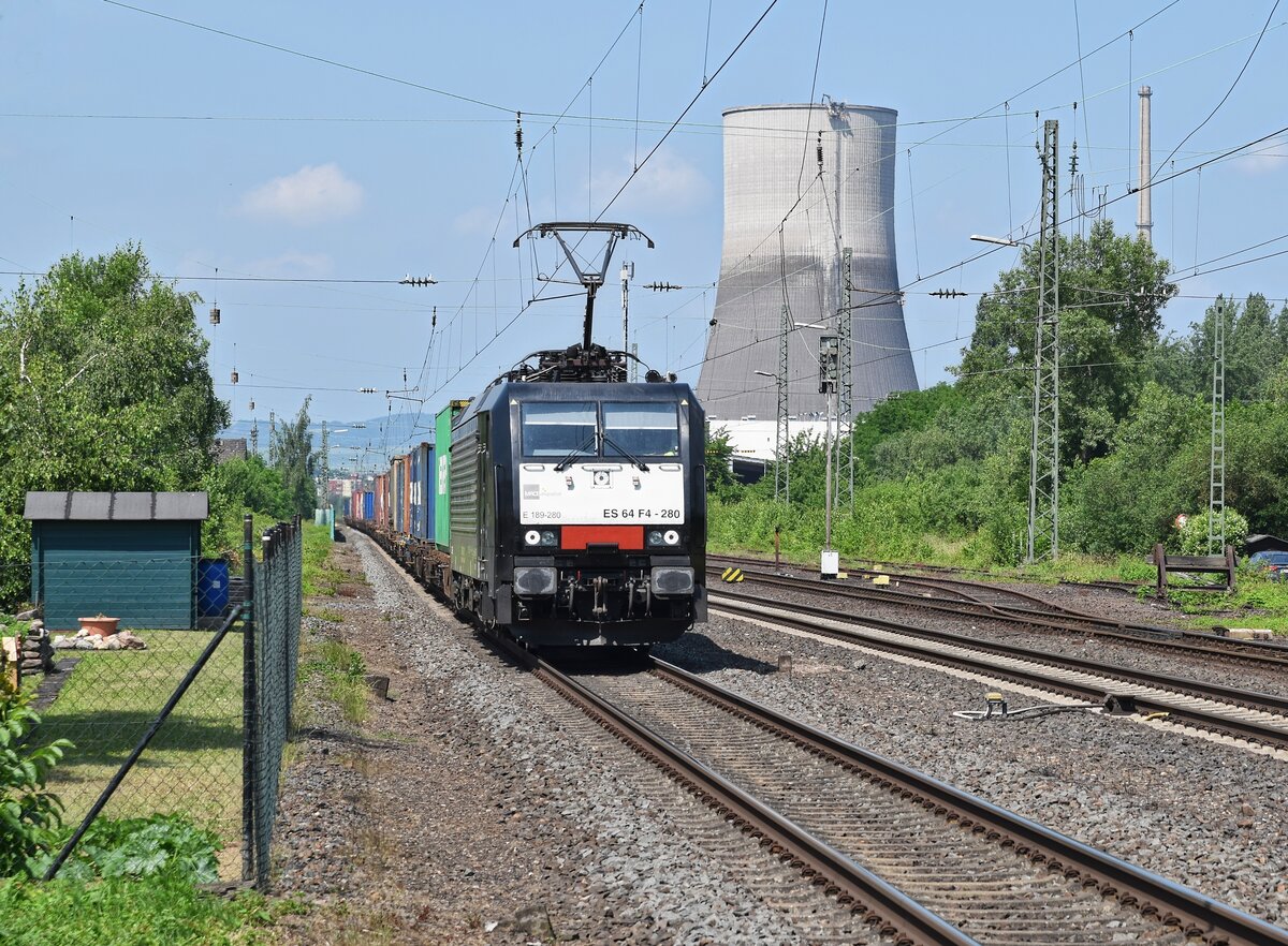MRCE ES 64 F4-280 (189 280), vermietet an TX Logistik, mit Containerzug auf der linken Rheinstrecke in Richtung Koblenz (Urmitz, 04.06.2018).