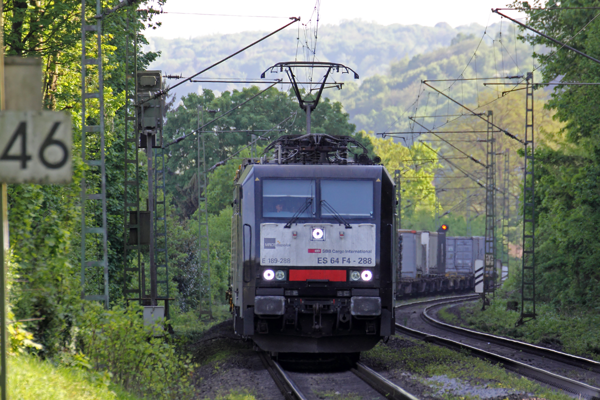 MRCE ES 64 F4-288 unterwegs für SBB Cargo in Rolandseck Bf. 27.4.2018