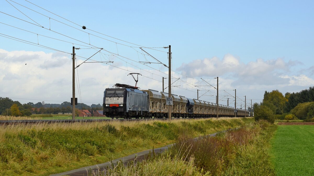 MRCE ES 64 F4-289 (E 189 289), vermietet an BELog, mit Schüttgutwagenzug in Richtung Osnabrück (bei Melle, 15.10.2021).