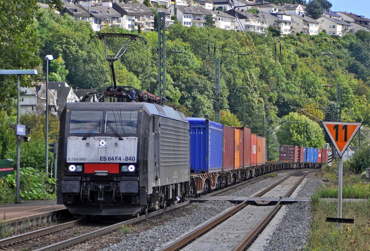 MRCE ES 64 F4-840 (189 840), vermietet an TX Logistik, mit Containerzug auf der rechten Rheinstrecke in Richtung Köln (Vallendar, 09.09.2013).