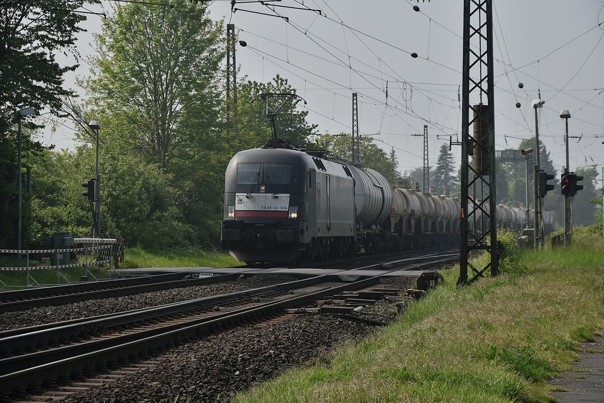 MRCE ES 64 U2 - 034 mit einem Öler in Alfter gen Bonn fahrend. 1.5.2019
