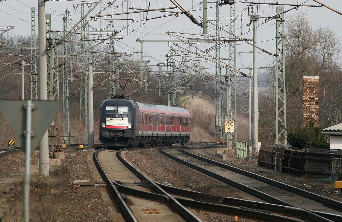MRCE ES 64 U2 005 mit einer RB von Halle nach Eisenach bei der Einfahrt in Neudietendorf. 01.03.2014  14:09 Uhr.
