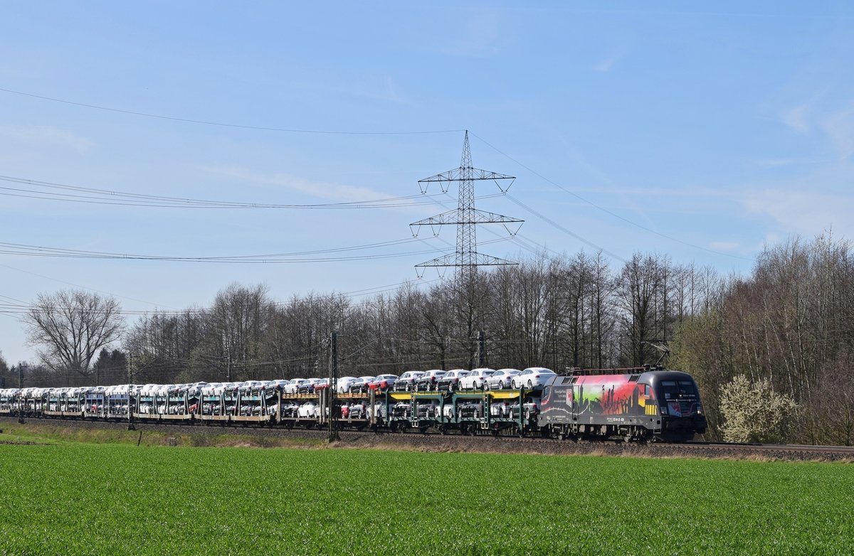 MRCE ES 64 U2-009 (182 509)  Europa ohne Grenzen seit 25 Jahren , vermietet an Hectorrail, zieht einen Autotransportzug am 25.03.17 durch Marl (Nds.) in Richtung Bremen.