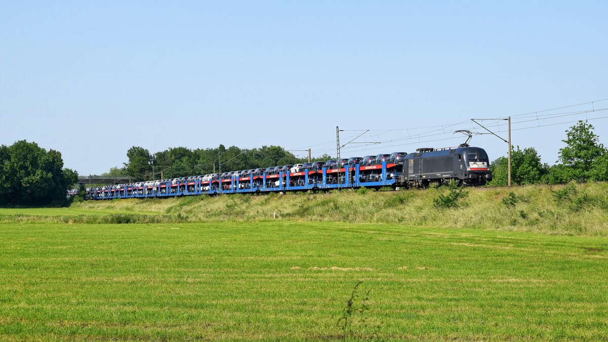 MRCE ES 64 U2-011 (182 511), vermietet an Steiermarkbahn, mit Milsped-AML-Autotransportzug in Richtung Osnabrück (Hüde, 17.06.2021).