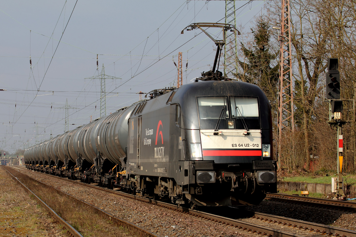 MRCE ES 64 U2-012 unterwegs für TXLogistik durchfährt Ratingen-Lintorf 23.3.2015